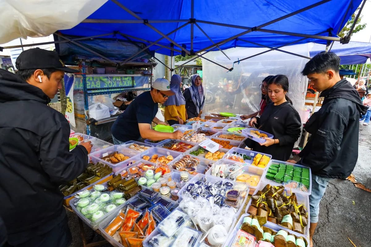 Diverse offerings at a vibrant street food market in Jawa Barat, Indonesia.
