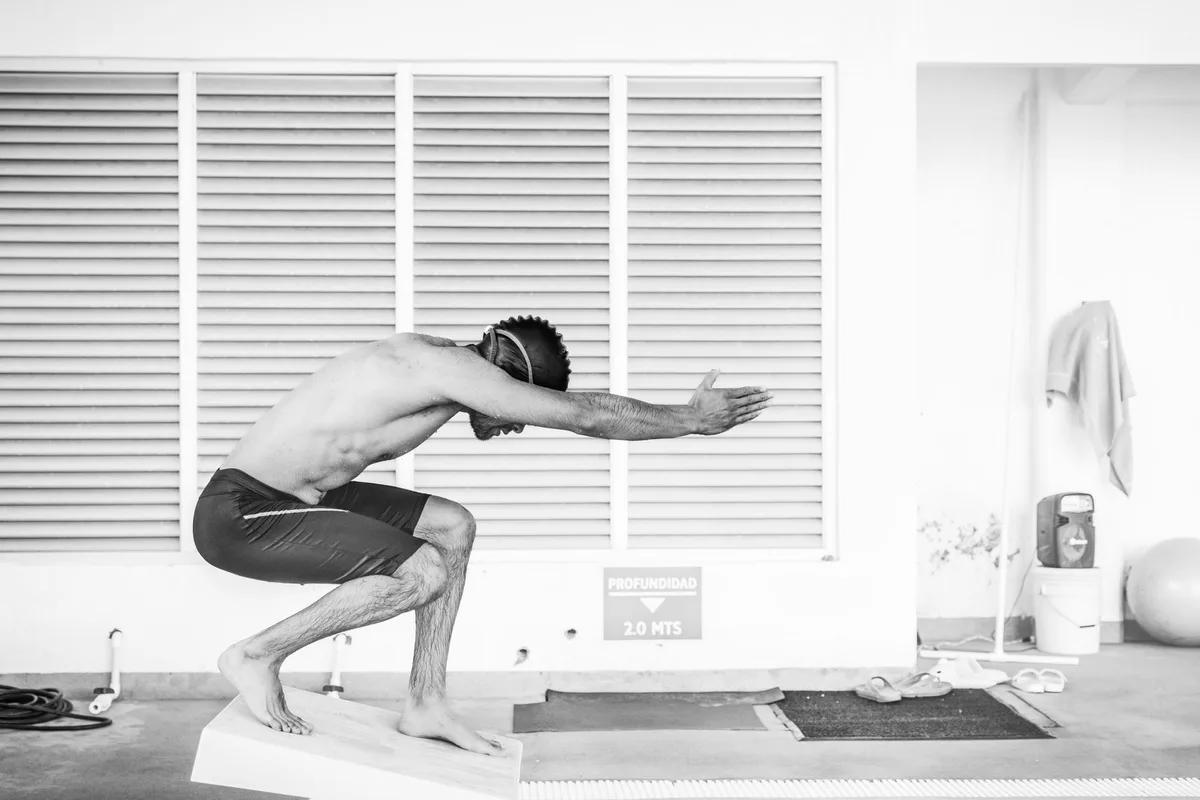 Black and white photo of a swimmer in mid-dive pose at Lerma de Villada, Mexico.